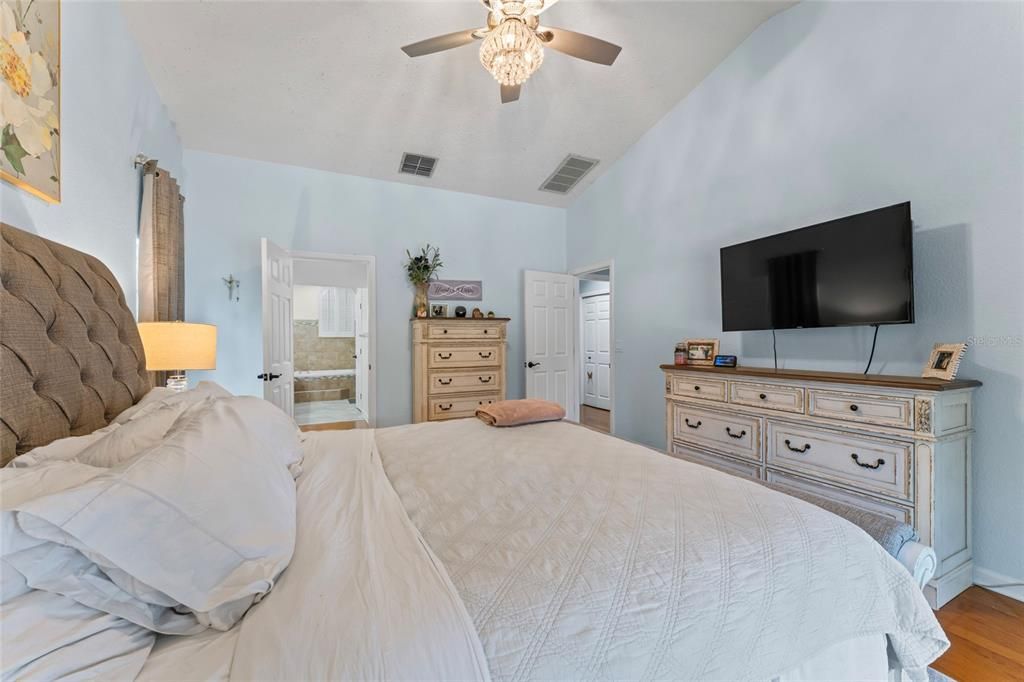 合同活跃: $749,990 (4 贝兹, 2 浴室, 2307 平方英尺)