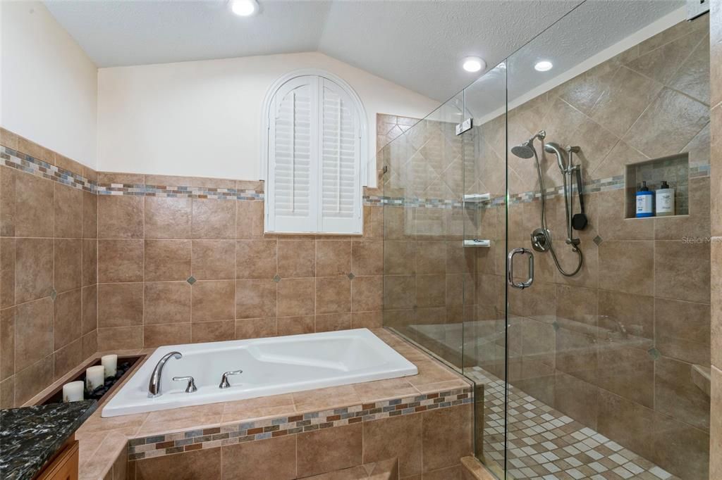 合同活跃: $749,990 (4 贝兹, 2 浴室, 2307 平方英尺)