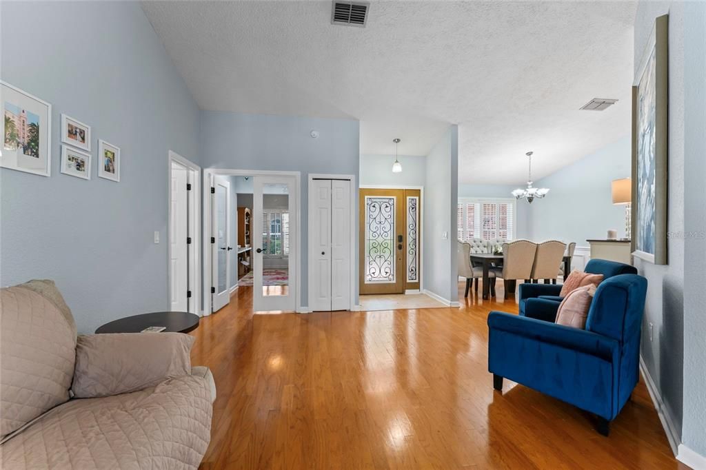 合同活跃: $749,990 (4 贝兹, 2 浴室, 2307 平方英尺)