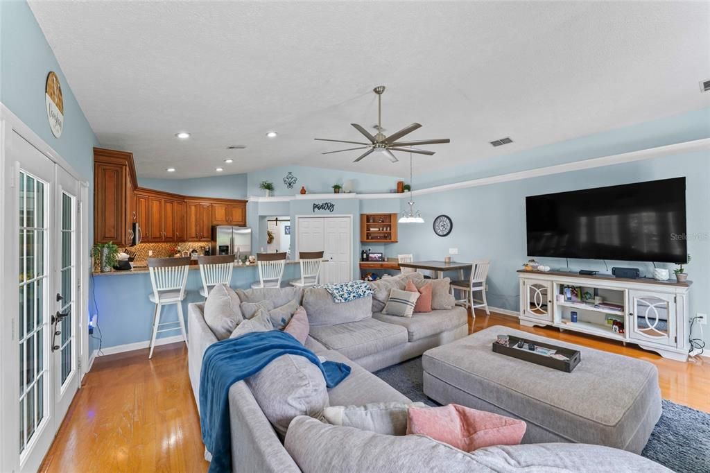 合同活跃: $749,990 (4 贝兹, 2 浴室, 2307 平方英尺)