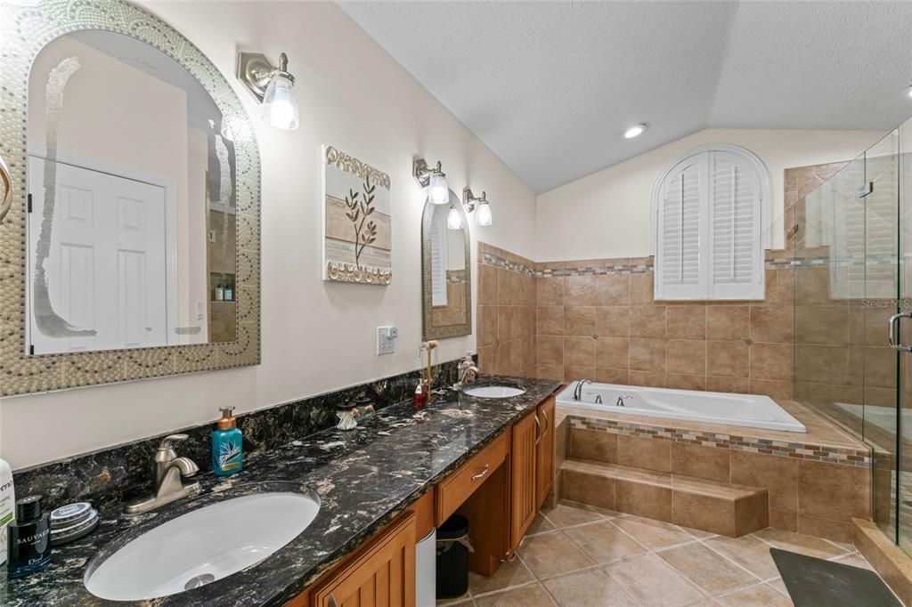 合同活跃: $749,990 (4 贝兹, 2 浴室, 2307 平方英尺)