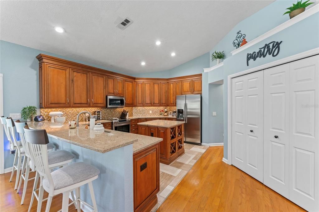 合同活跃: $749,990 (4 贝兹, 2 浴室, 2307 平方英尺)