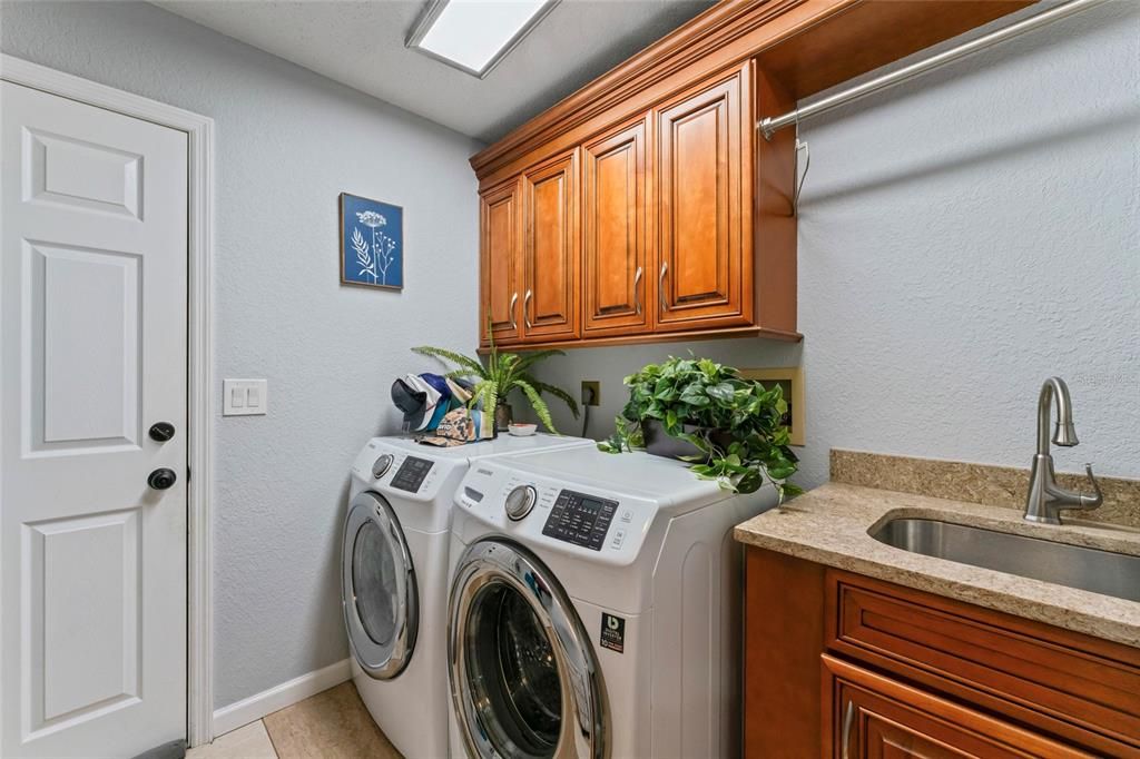 合同活跃: $749,990 (4 贝兹, 2 浴室, 2307 平方英尺)