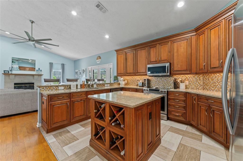 合同活跃: $749,990 (4 贝兹, 2 浴室, 2307 平方英尺)