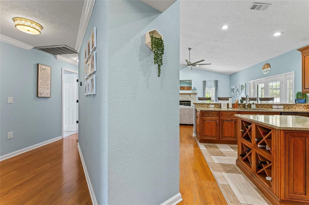 合同活跃: $749,990 (4 贝兹, 2 浴室, 2307 平方英尺)