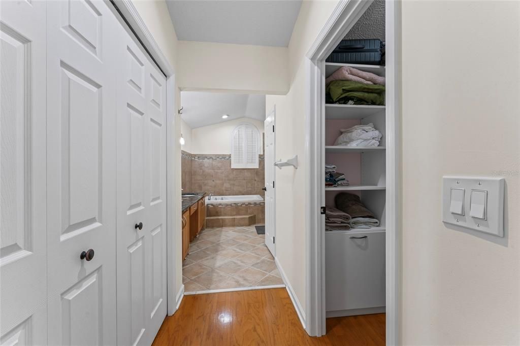 合同活跃: $749,990 (4 贝兹, 2 浴室, 2307 平方英尺)