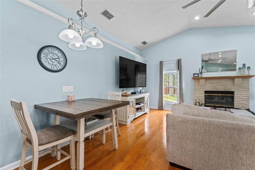 合同活跃: $749,990 (4 贝兹, 2 浴室, 2307 平方英尺)