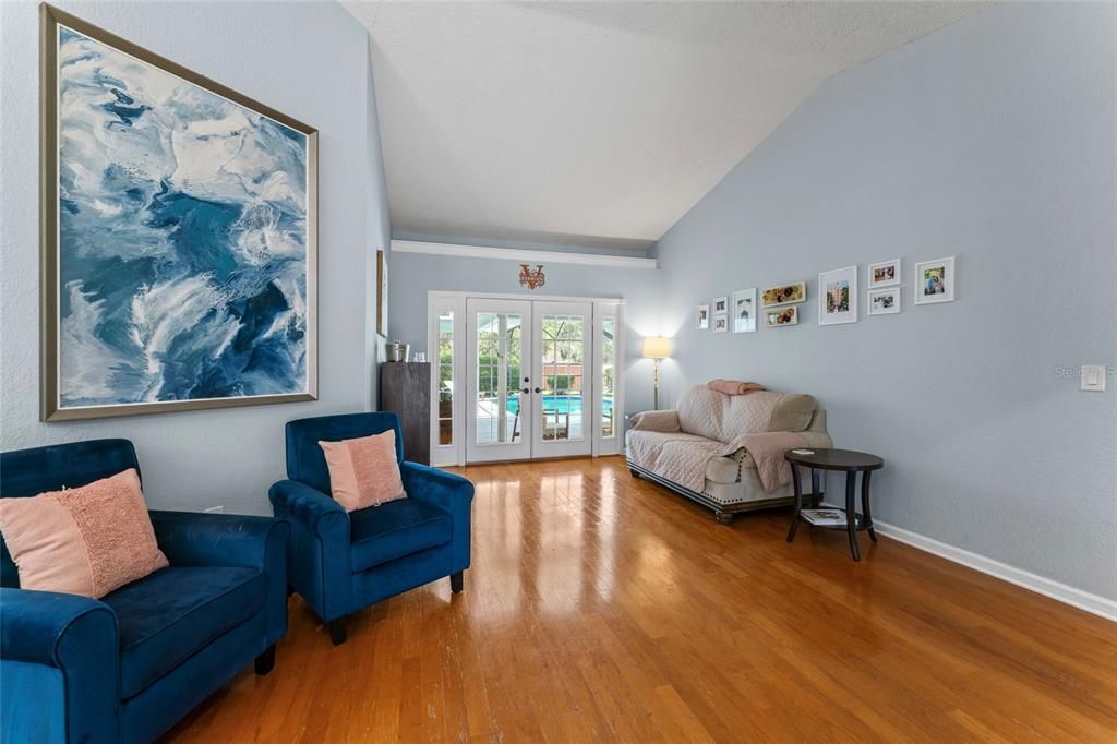 合同活跃: $749,990 (4 贝兹, 2 浴室, 2307 平方英尺)