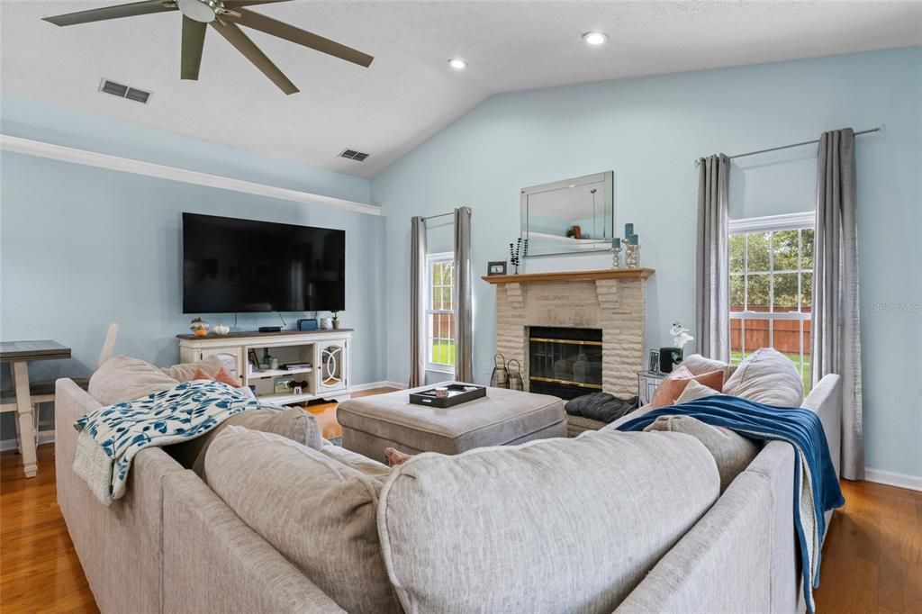 合同活跃: $749,990 (4 贝兹, 2 浴室, 2307 平方英尺)