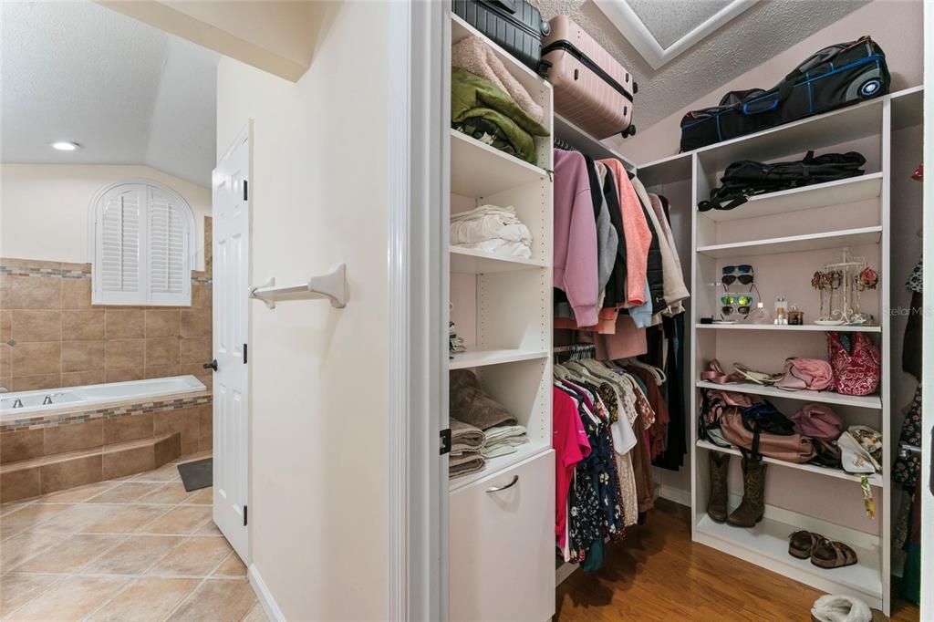 合同活跃: $749,990 (4 贝兹, 2 浴室, 2307 平方英尺)