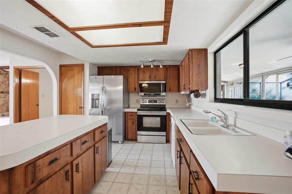 For Sale: $400,000 (3 beds, 3 baths, 2108 Square Feet)