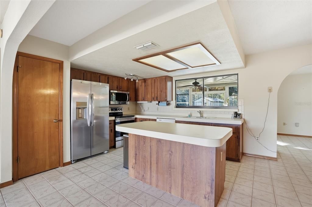 For Sale: $400,000 (3 beds, 3 baths, 2108 Square Feet)