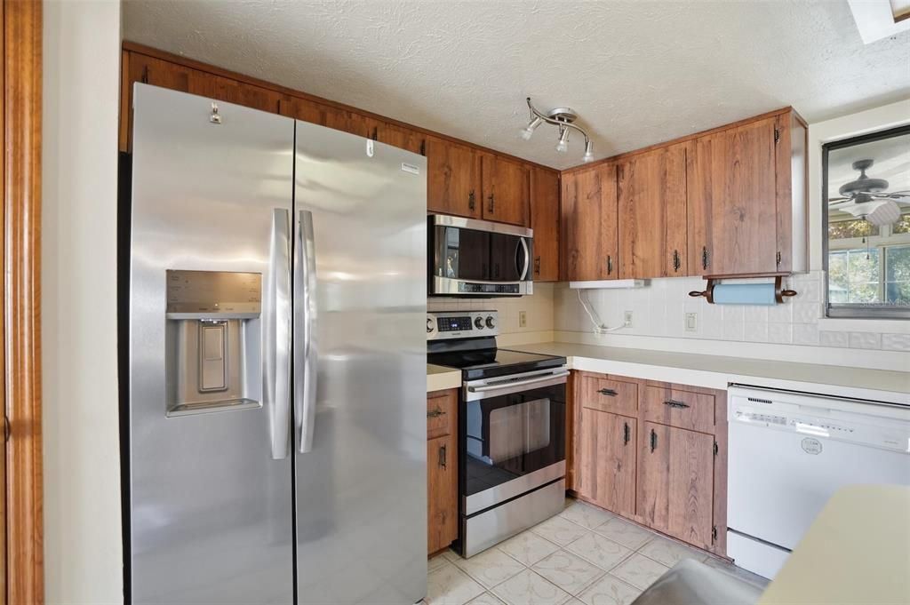 For Sale: $400,000 (3 beds, 3 baths, 2108 Square Feet)