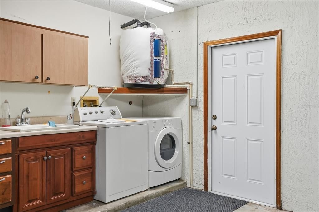 For Sale: $400,000 (3 beds, 3 baths, 2108 Square Feet)