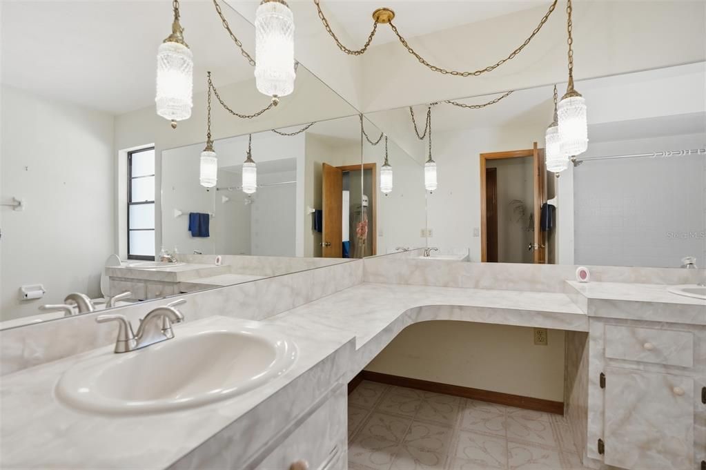 For Sale: $400,000 (3 beds, 3 baths, 2108 Square Feet)