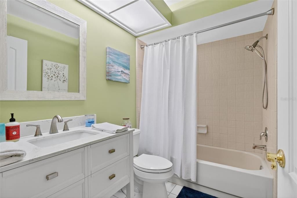 На продажу: $299,500 (2 спален, 2 ванн, 1260 Квадратных фут)