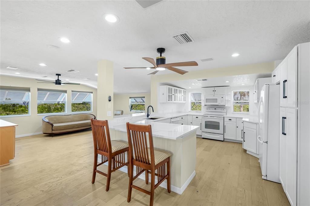 На продажу: $875,000 (7 спален, 5 ванн, 3435 Квадратных фут)