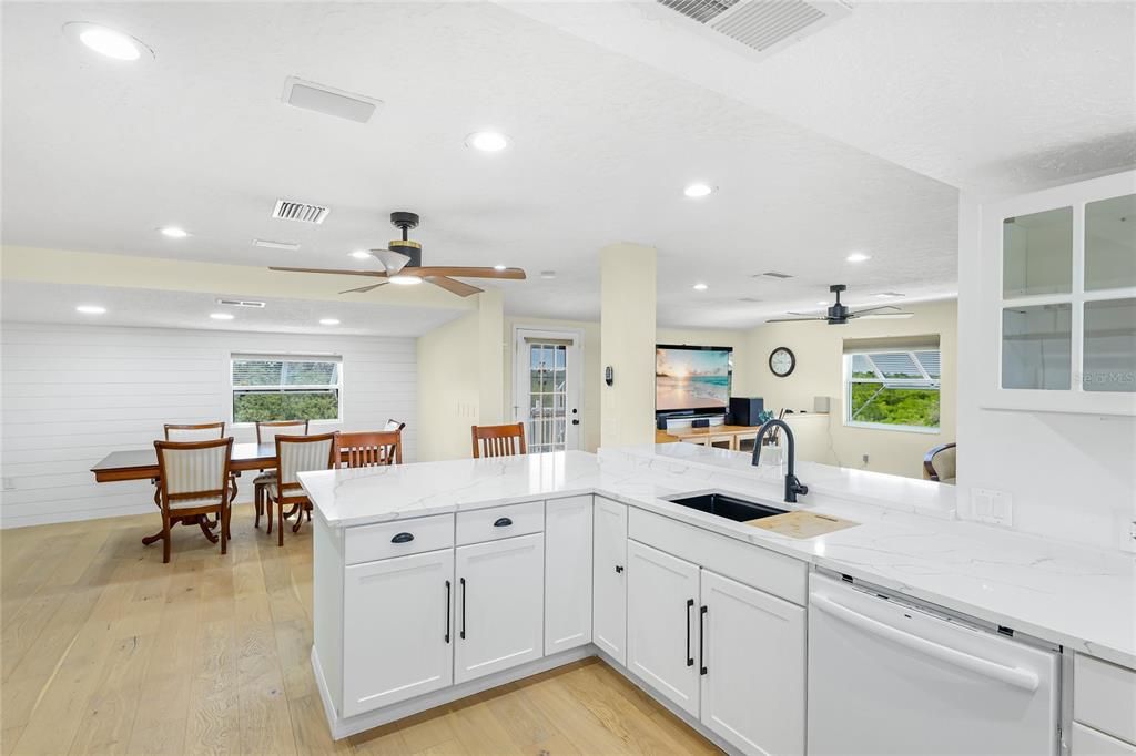 На продажу: $875,000 (7 спален, 5 ванн, 3435 Квадратных фут)