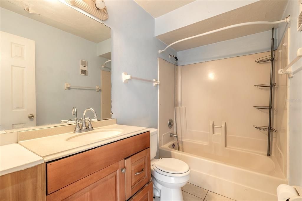 На продажу: $90,000 (2 спален, 1 ванн, 850 Квадратных фут)