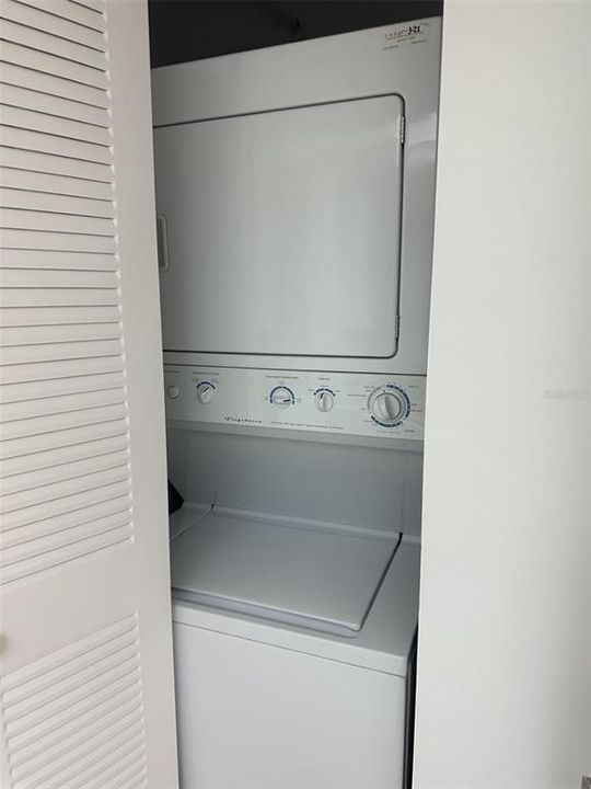 For Sale: $185,000 (1 beds, 1 baths, 1045 Square Feet)