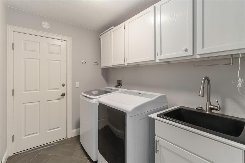 合同活跃: $849,900 (4 贝兹, 3 浴室, 2601 平方英尺)