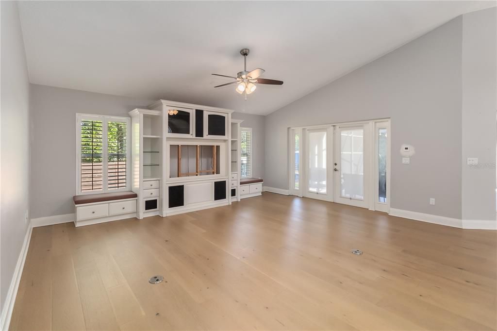 合同活跃: $849,900 (4 贝兹, 3 浴室, 2601 平方英尺)