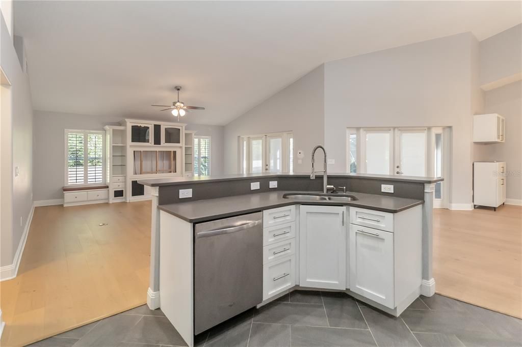 合同活跃: $849,900 (4 贝兹, 3 浴室, 2601 平方英尺)