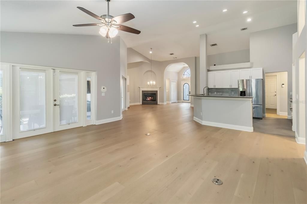 合同活跃: $849,900 (4 贝兹, 3 浴室, 2601 平方英尺)