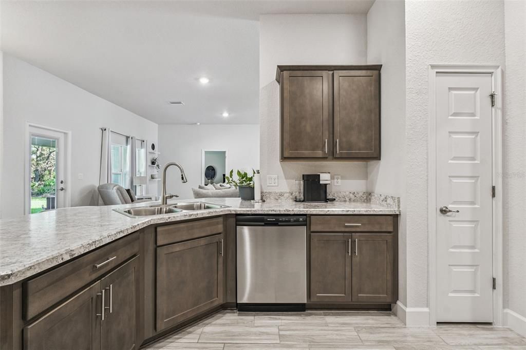 待售: $410,000 (4 贝兹, 3 浴室, 2503 平方英尺)