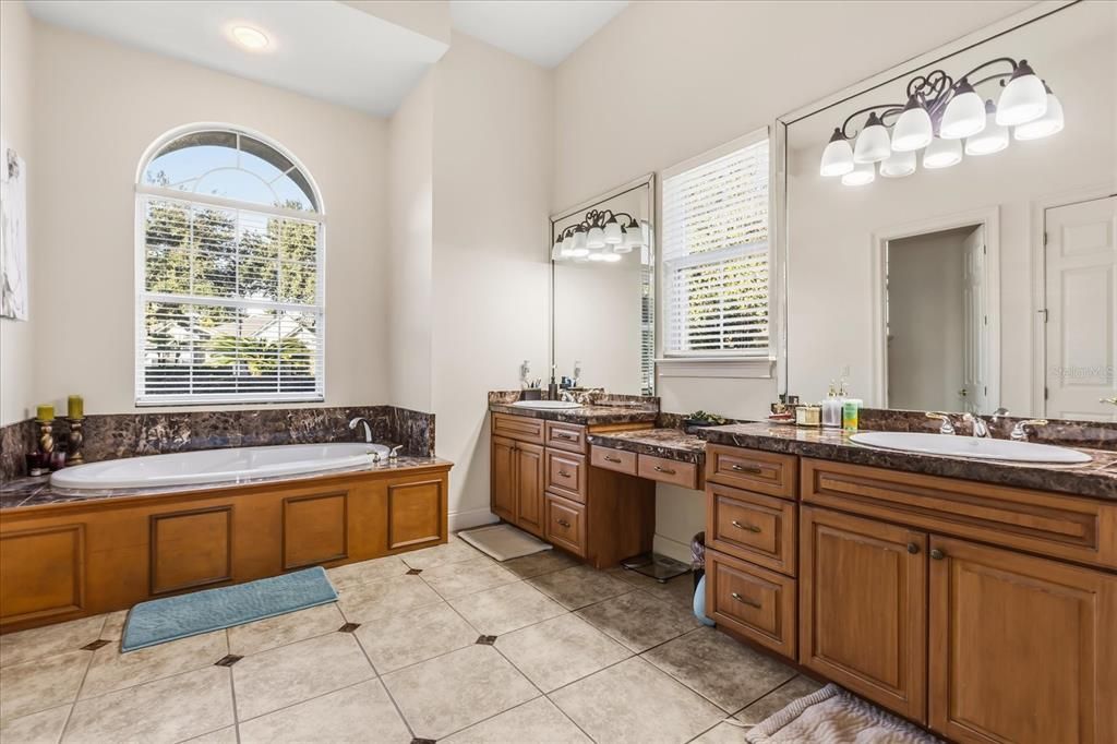 待售: $1,400,000 (4 贝兹, 5 浴室, 4262 平方英尺)