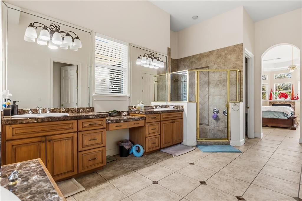 待售: $1,400,000 (4 贝兹, 5 浴室, 4262 平方英尺)