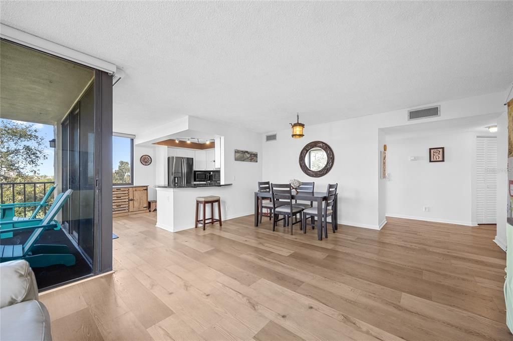 待售: $315,000 (2 贝兹, 2 浴室, 1050 平方英尺)