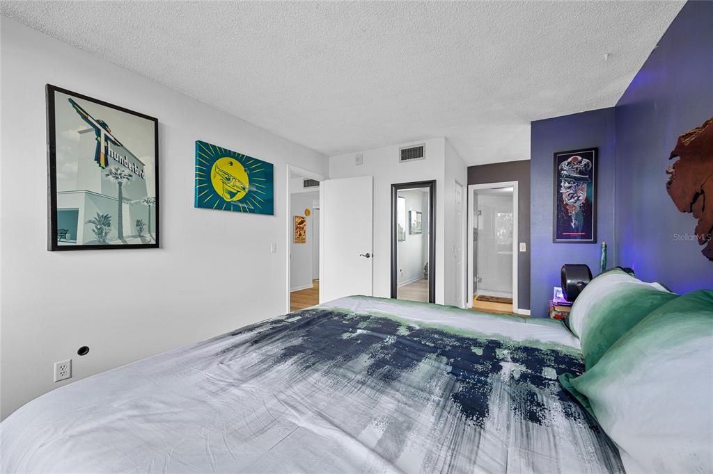 待售: $315,000 (2 贝兹, 2 浴室, 1050 平方英尺)