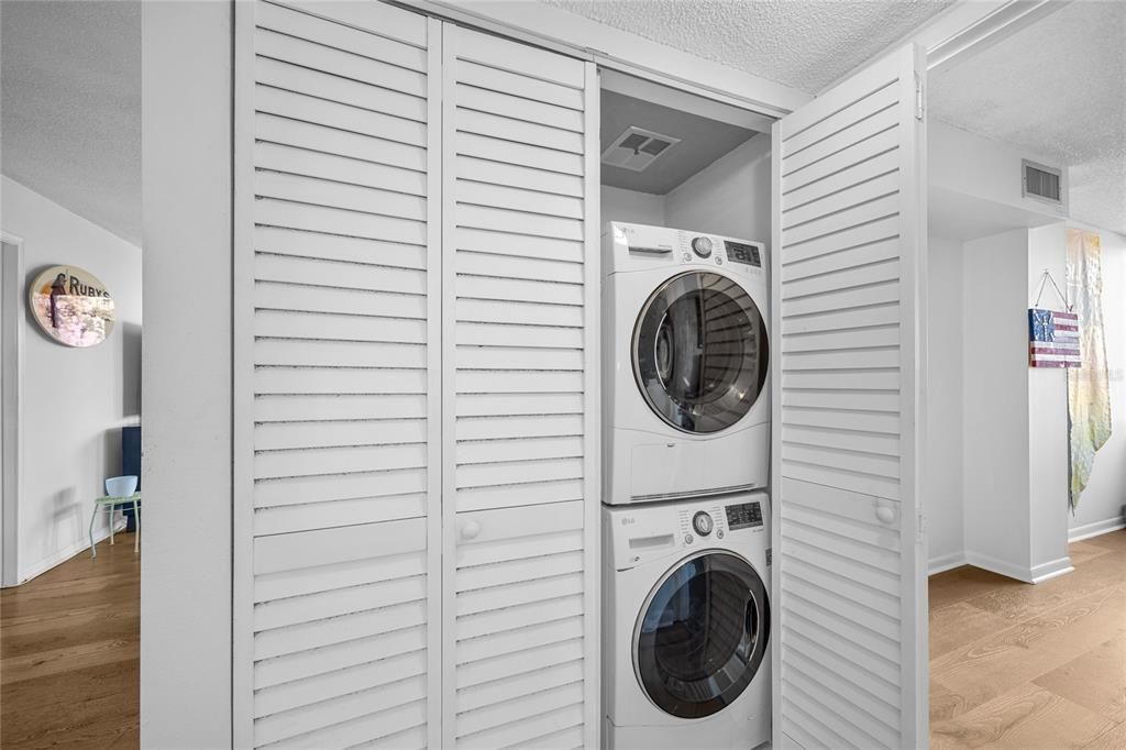 待售: $315,000 (2 贝兹, 2 浴室, 1050 平方英尺)