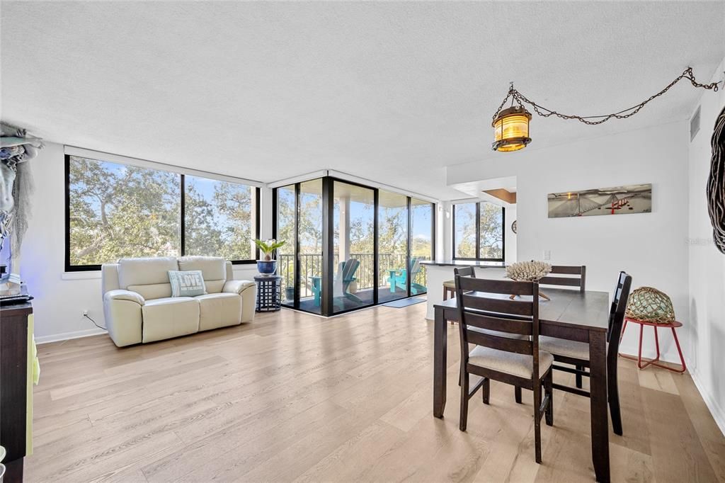 待售: $315,000 (2 贝兹, 2 浴室, 1050 平方英尺)