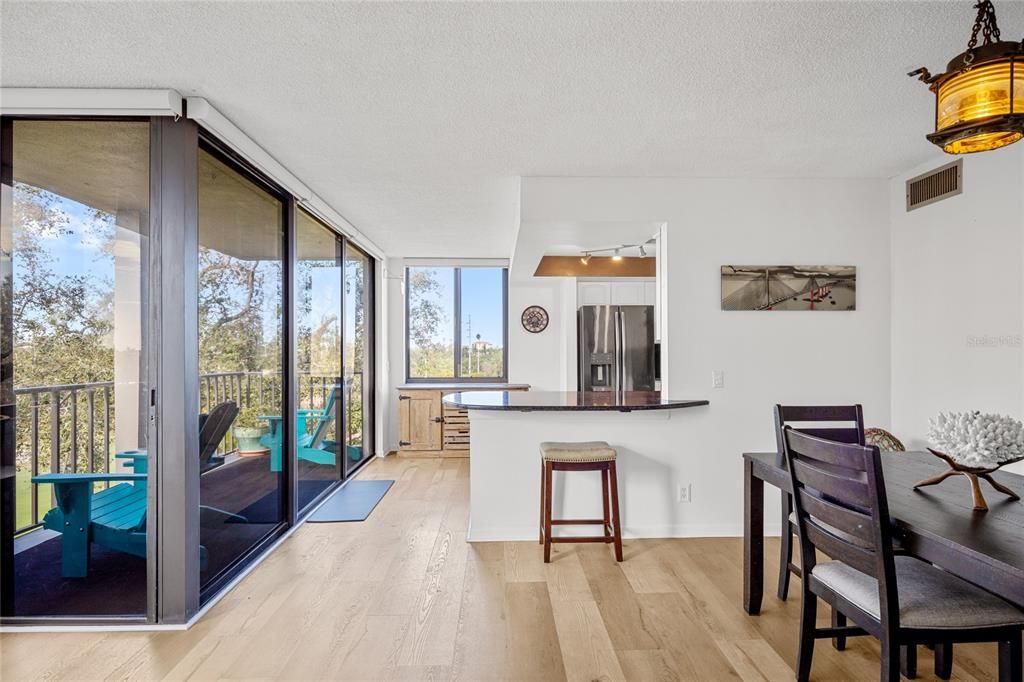 待售: $315,000 (2 贝兹, 2 浴室, 1050 平方英尺)