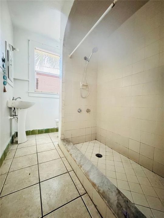 For Sale: $195,000 (2 beds, 1 baths, 780 Square Feet)