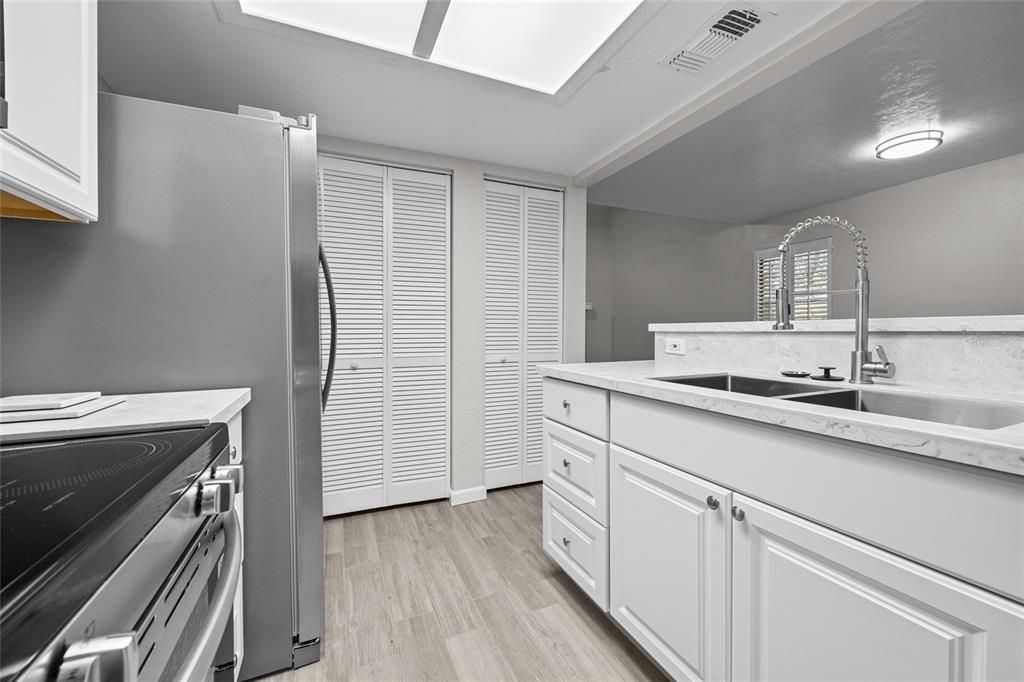 For Sale: $229,000 (2 beds, 2 baths, 1111 Square Feet)