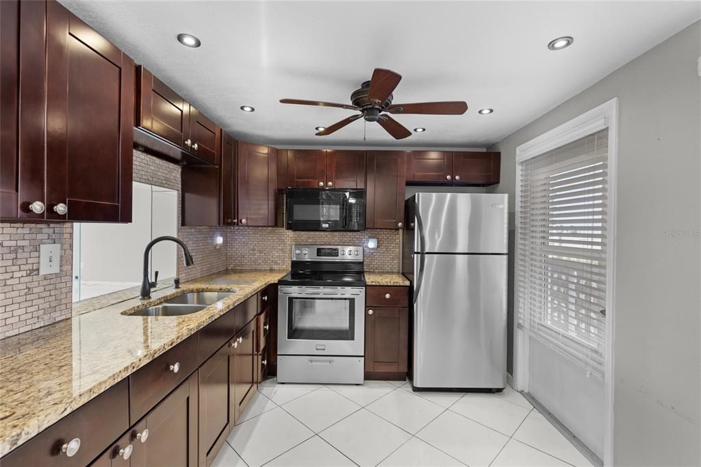 For Rent: $1,900 (1 beds, 1 baths, 749 Square Feet)