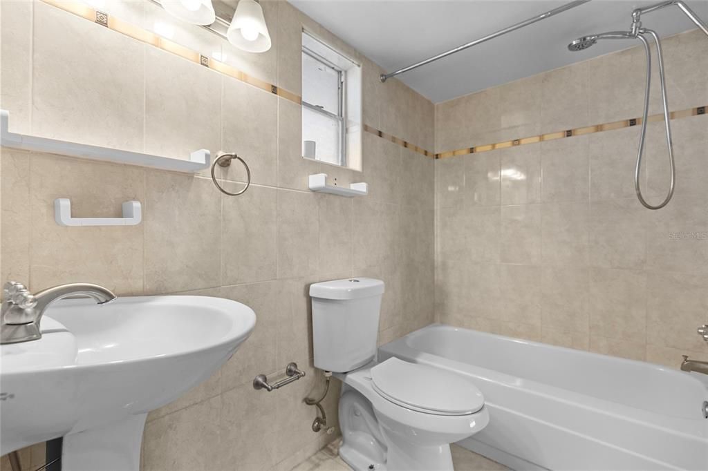 For Rent: $1,900 (1 beds, 1 baths, 749 Square Feet)