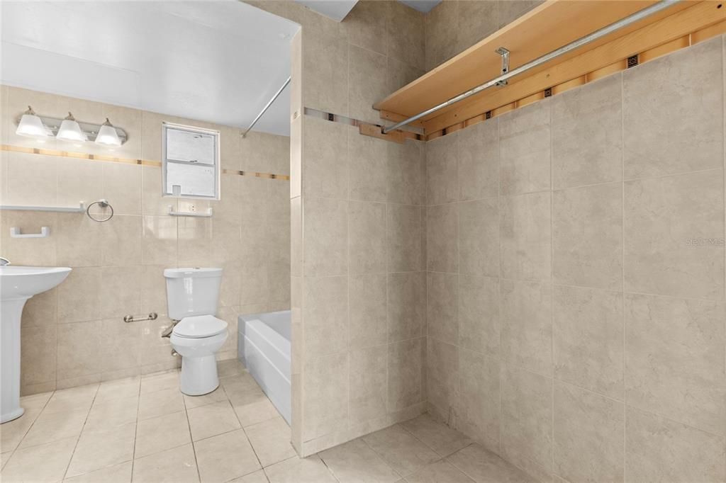 For Rent: $1,900 (1 beds, 1 baths, 749 Square Feet)