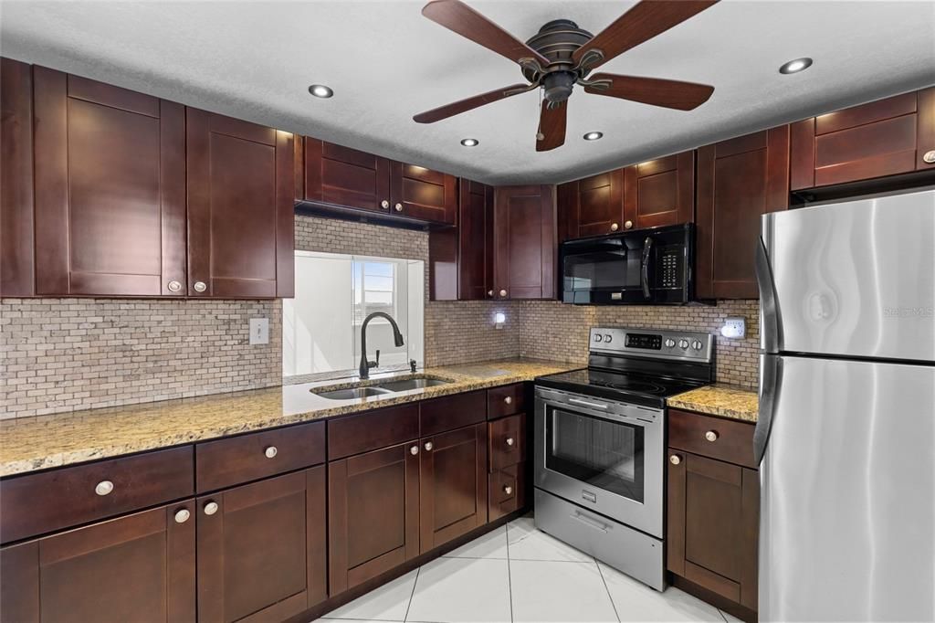 For Rent: $1,900 (1 beds, 1 baths, 749 Square Feet)