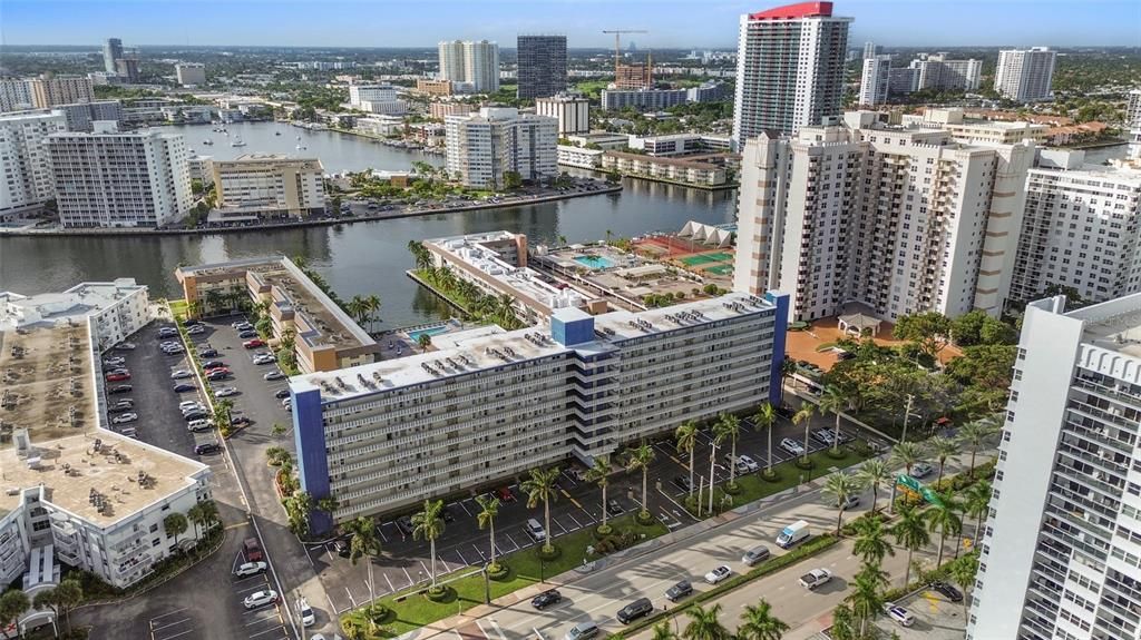 For Rent: $1,900 (1 beds, 1 baths, 749 Square Feet)