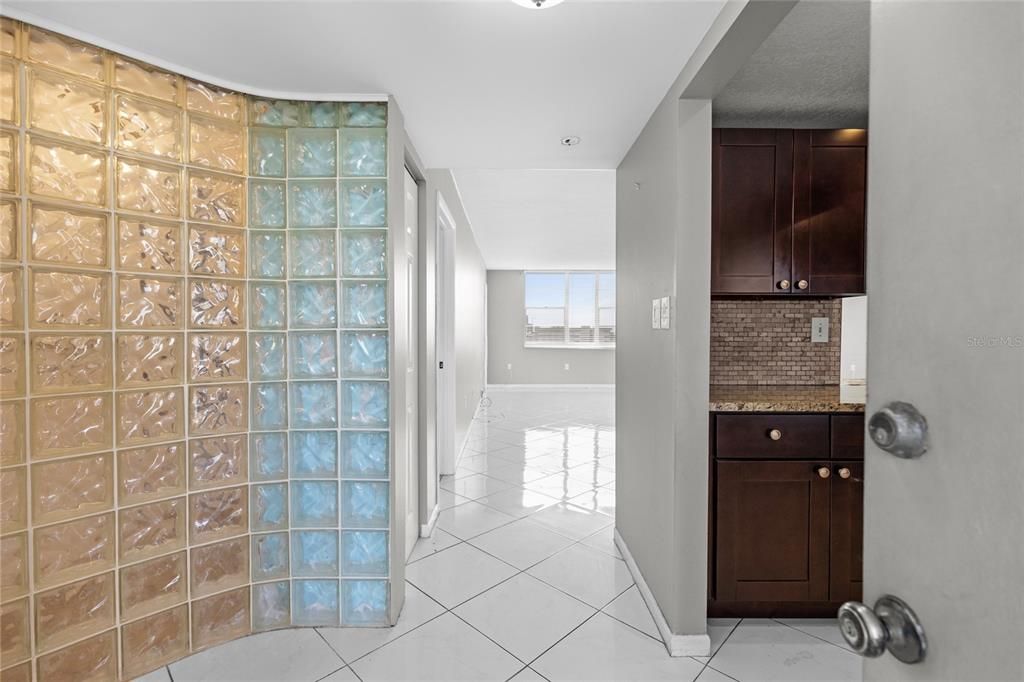 For Rent: $1,900 (1 beds, 1 baths, 749 Square Feet)