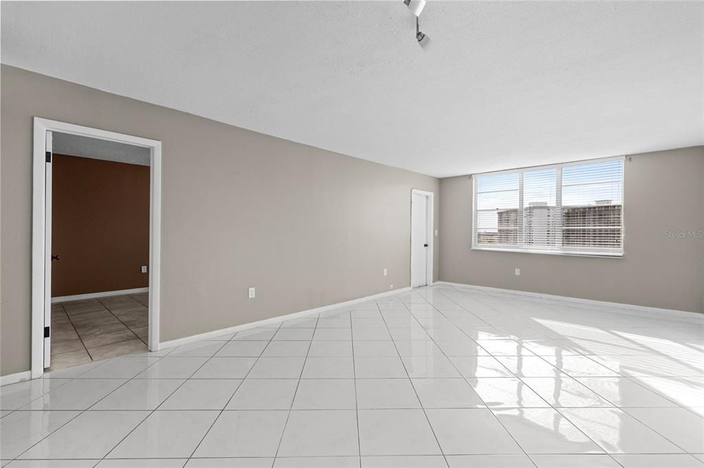 For Rent: $1,900 (1 beds, 1 baths, 749 Square Feet)