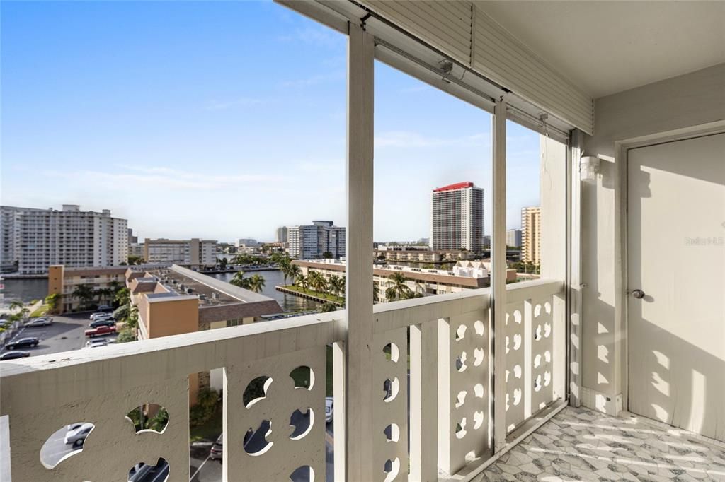 For Rent: $1,900 (1 beds, 1 baths, 749 Square Feet)