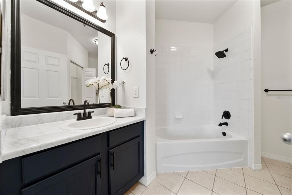 For Sale: $225,000 (2 beds, 2 baths, 962 Square Feet)