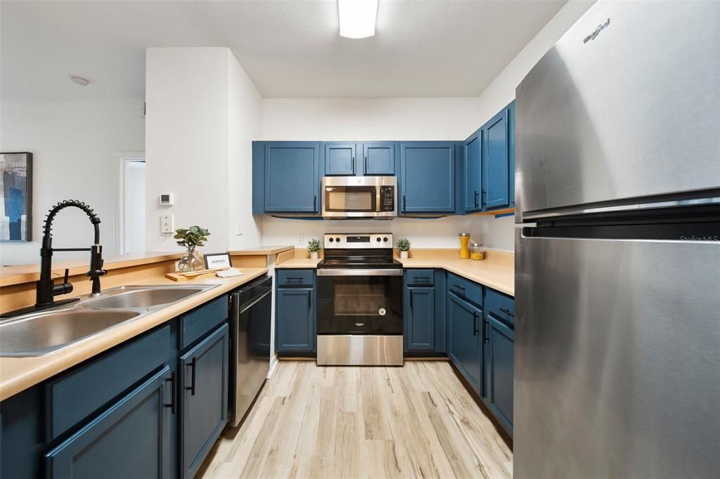 For Sale: $225,000 (2 beds, 2 baths, 962 Square Feet)