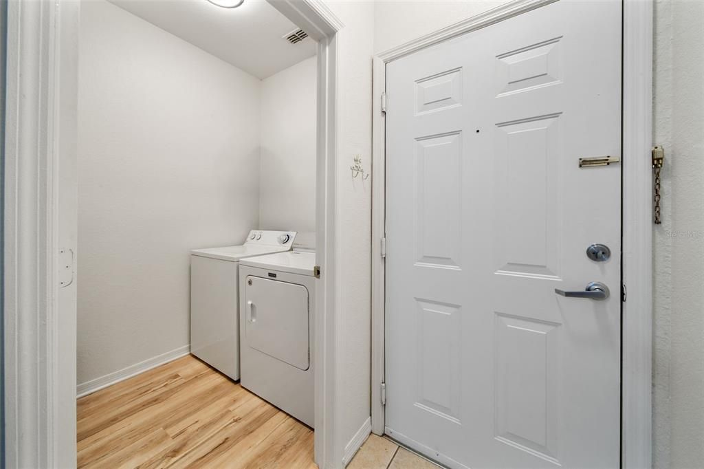 For Sale: $225,000 (2 beds, 2 baths, 962 Square Feet)