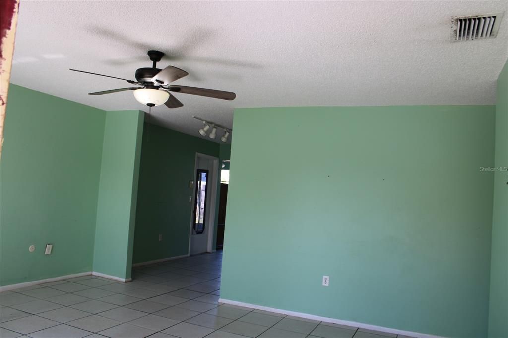 Activo con contrato: $215,000 (2 camas, 2 baños, 1185 Pies cuadrados)